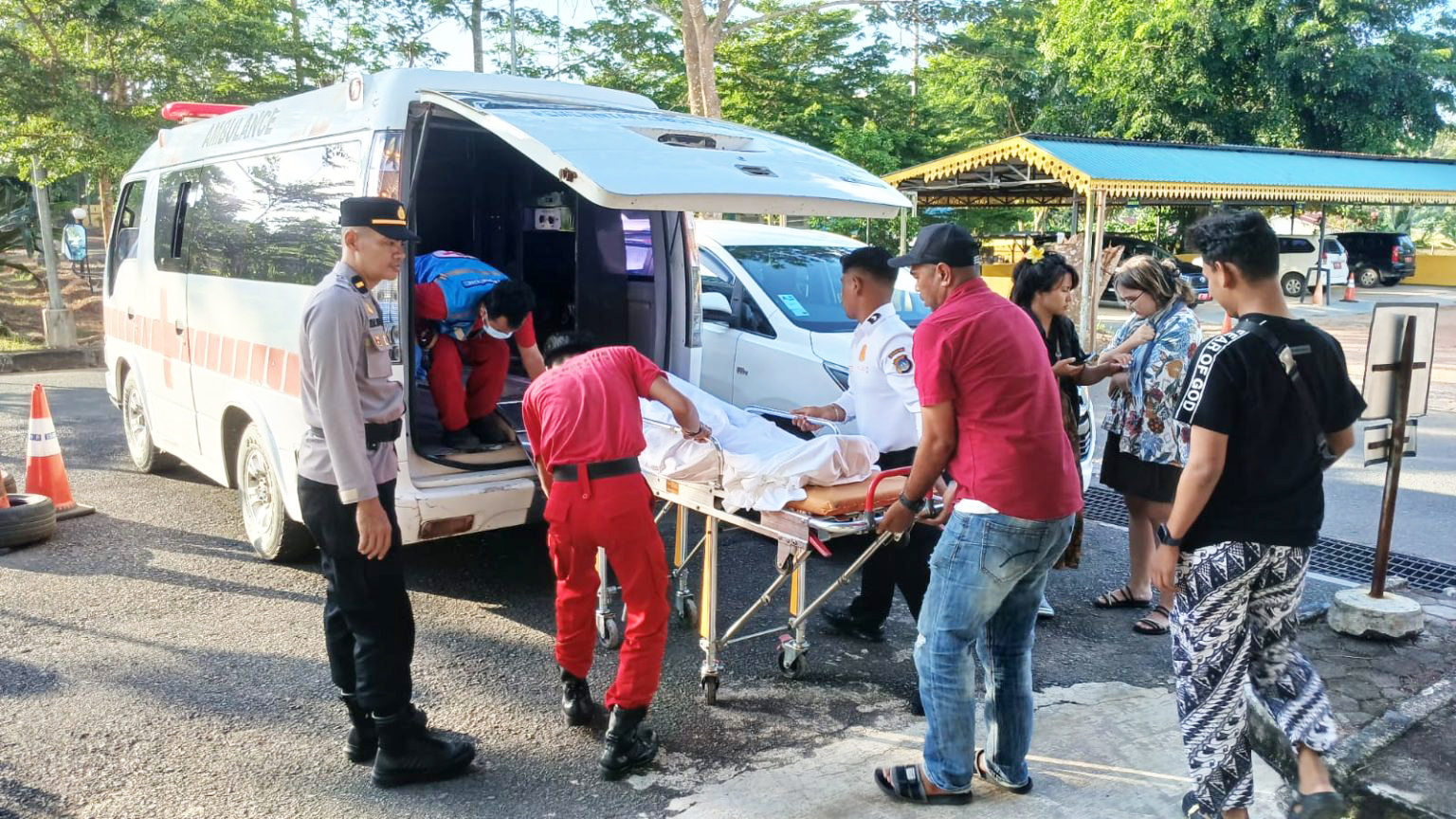 Wisman Asal Kazakhstan Tenggelam Saat Berenang di Pantai Lagoi Bay
